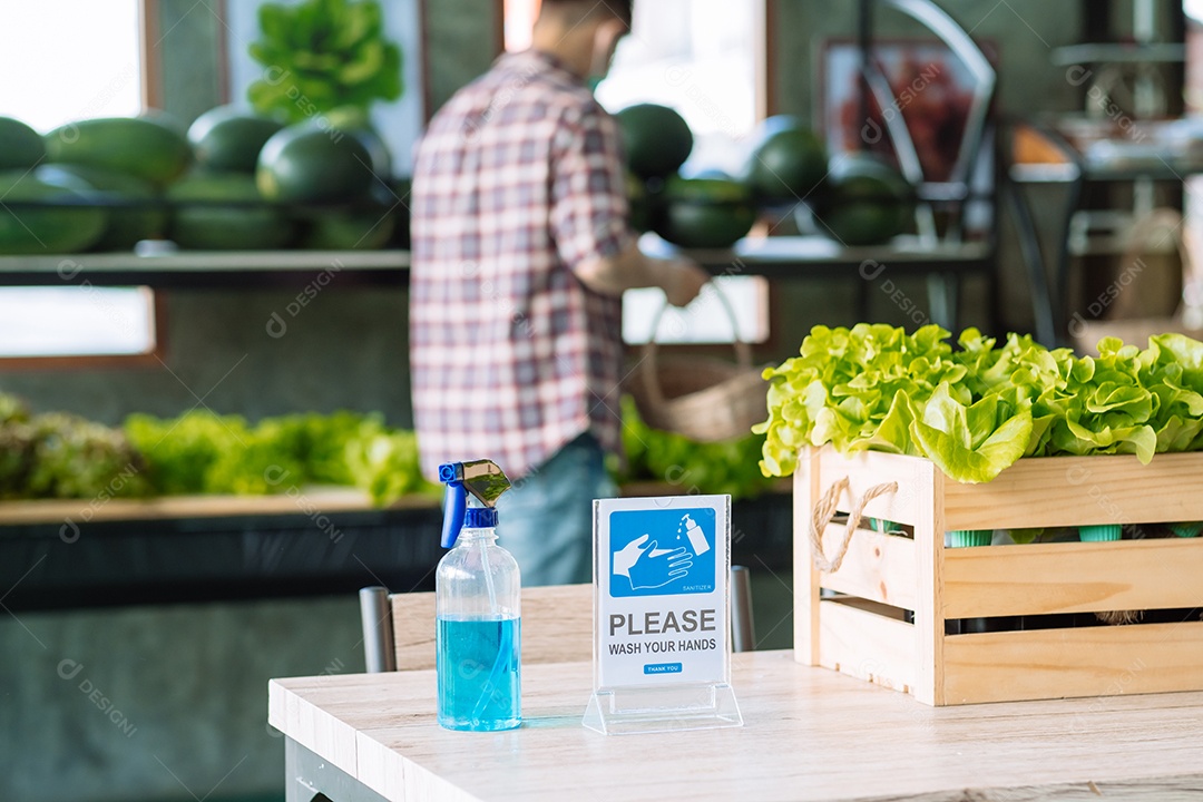 Álcool em gel sobre mesa de madeira em comercio