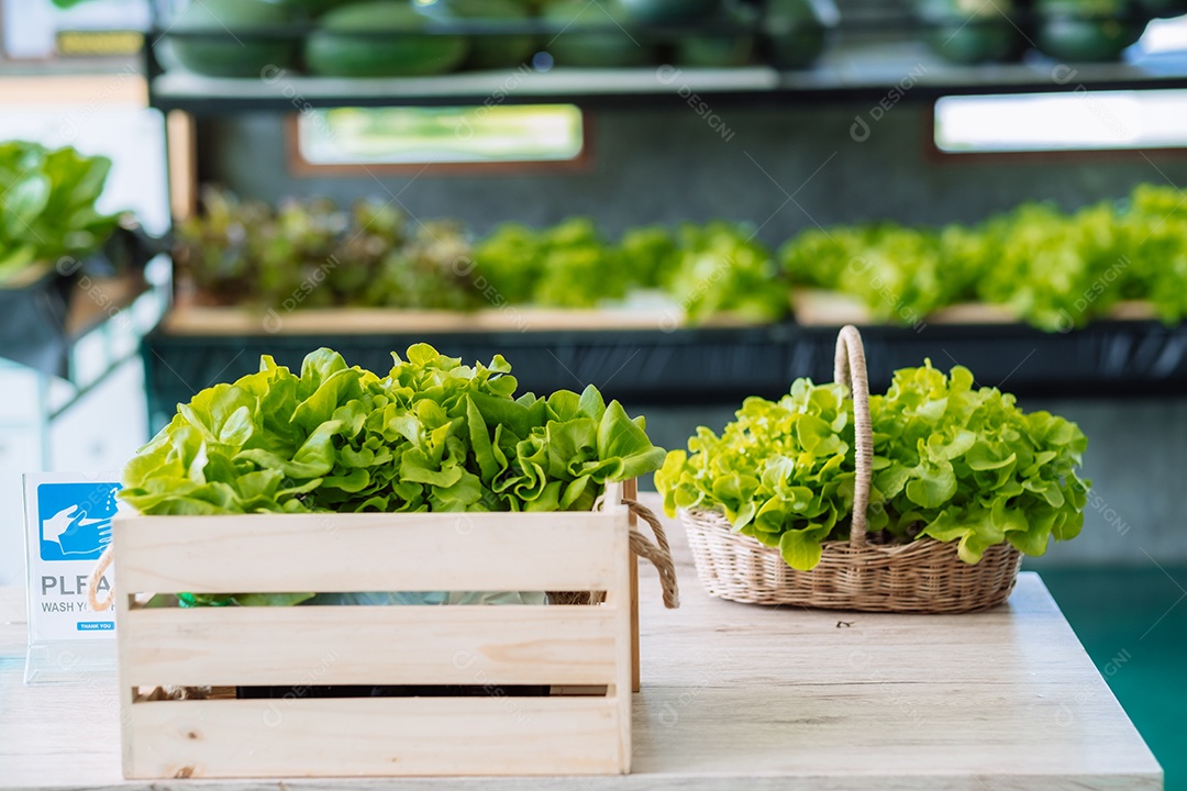 Caixa de vegetais para colocar na cesta sobre a mesa