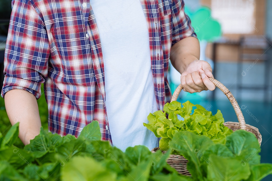 Homem comprando vegetais na feira na pandemia