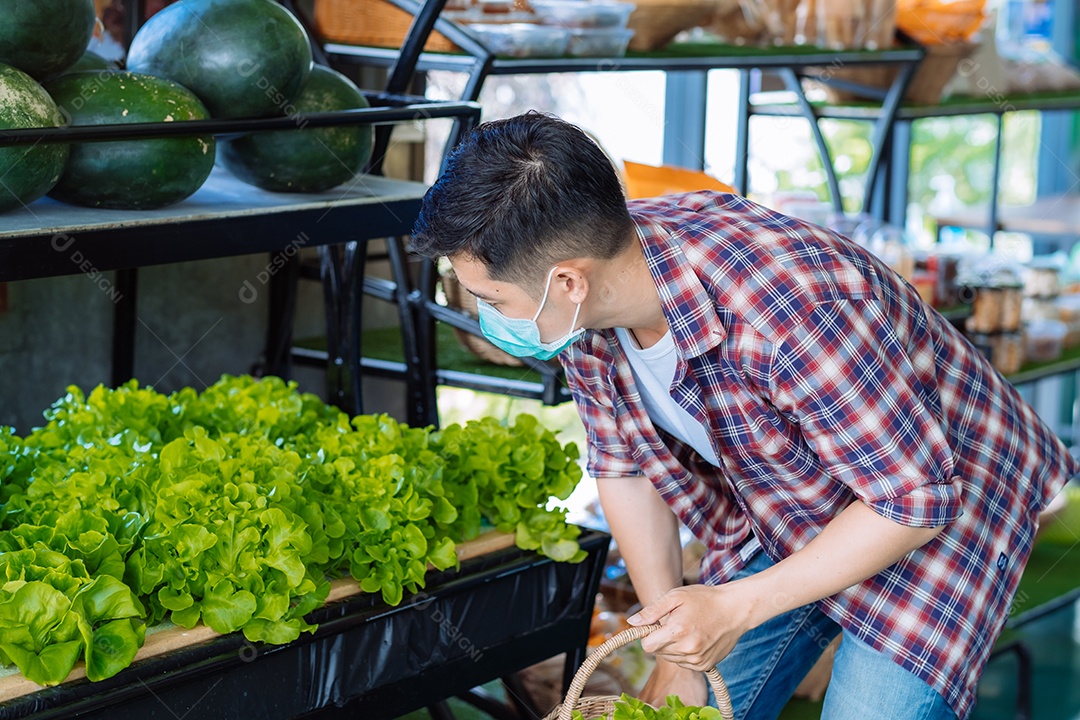Homem comprando vegetais na feira na pandemia
