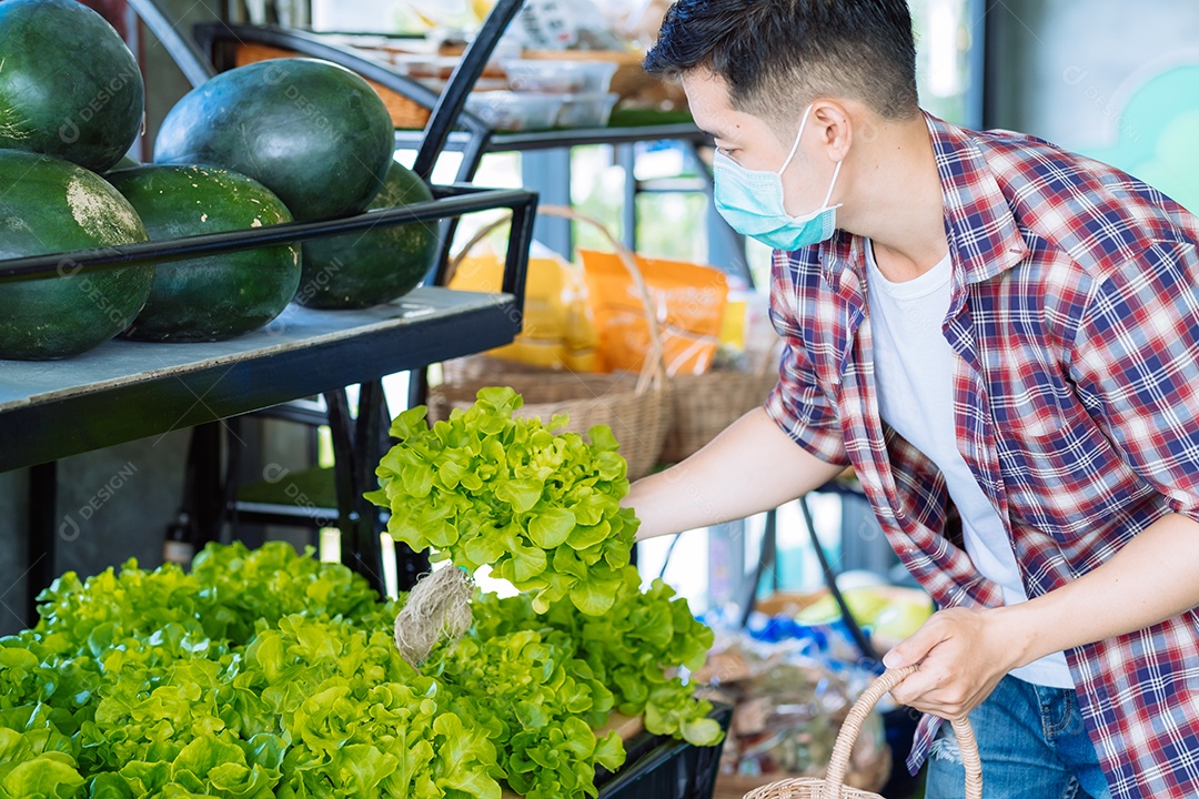 Homem comprando vegetais na feira na pandemia