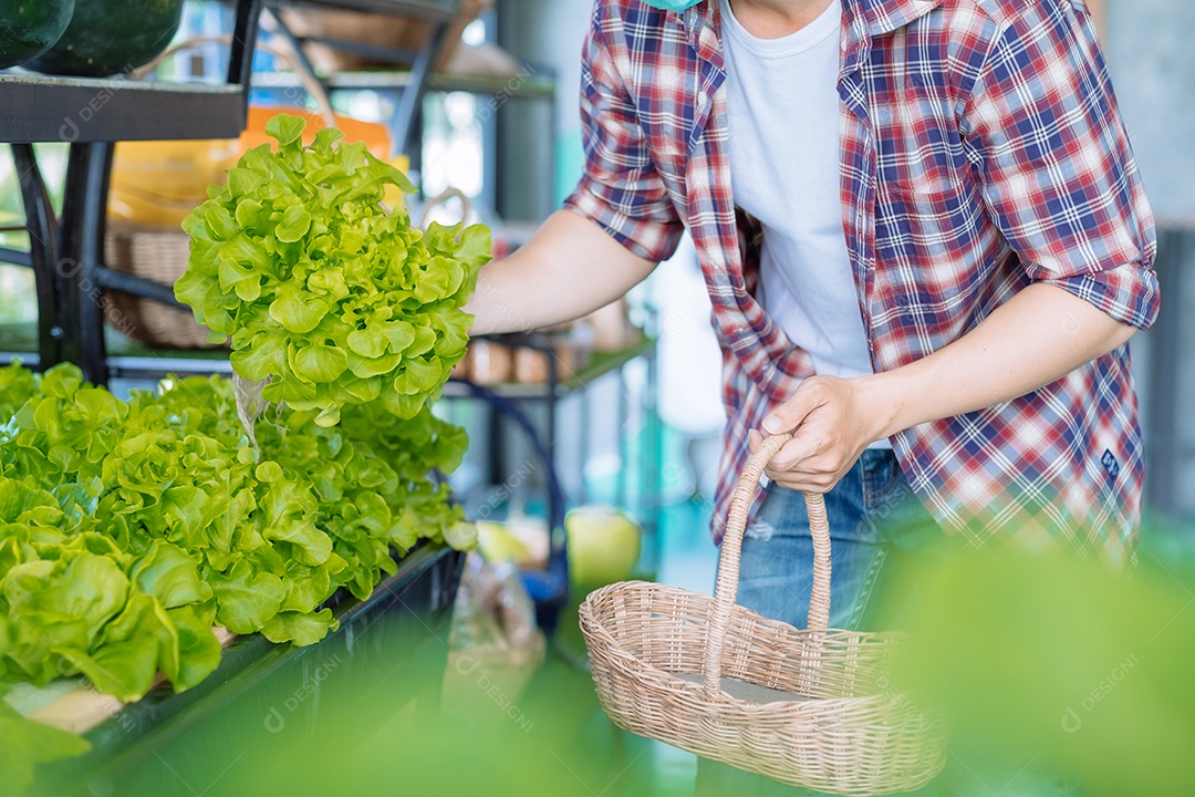 Homem comprando verduras frescas no hortifruti