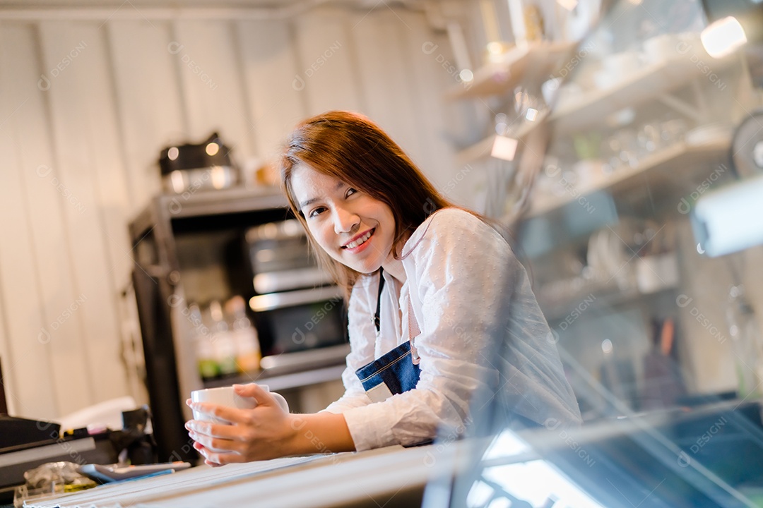 Retrato mulher asiática Barista preparando café no balcão