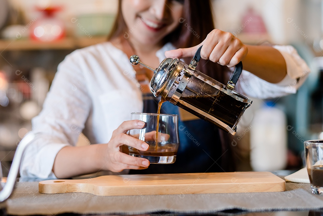 Retrato mulher asiática Barista preparando café no balcão
