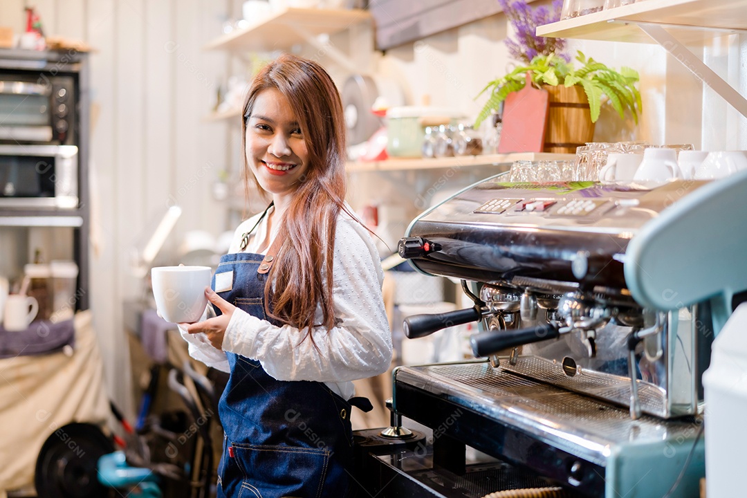 Barista preparando café no balcão da frente servindo xícara de café