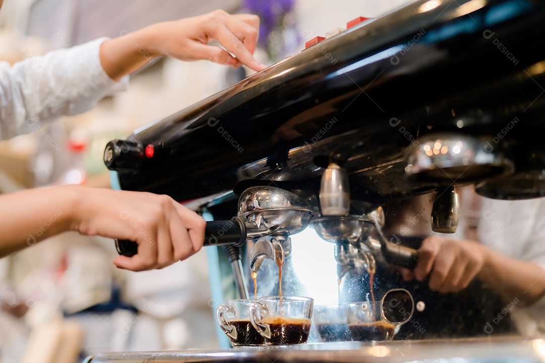 Barista preparando café no balcão da frente servindo xícara de café