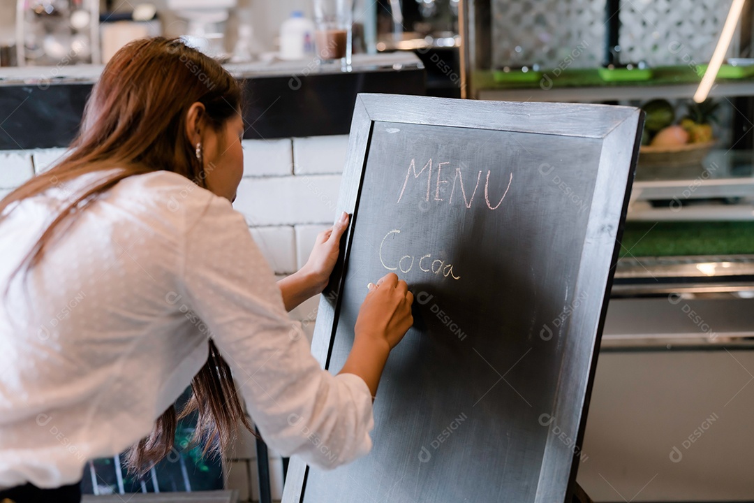Mulher asiática, Barista, escrevendo menu, ocupação de cafeteria