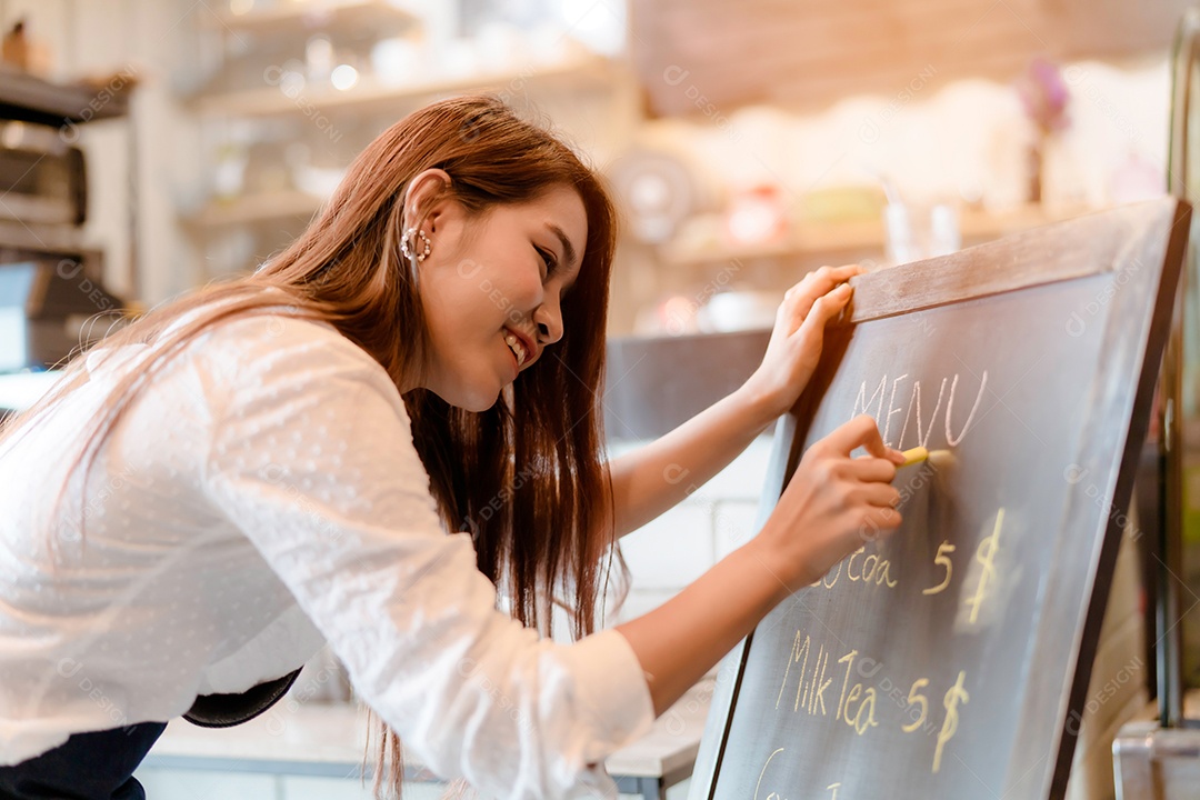 Mulher asiática, Barista, escrevendo menu, ocupação de cafeteria