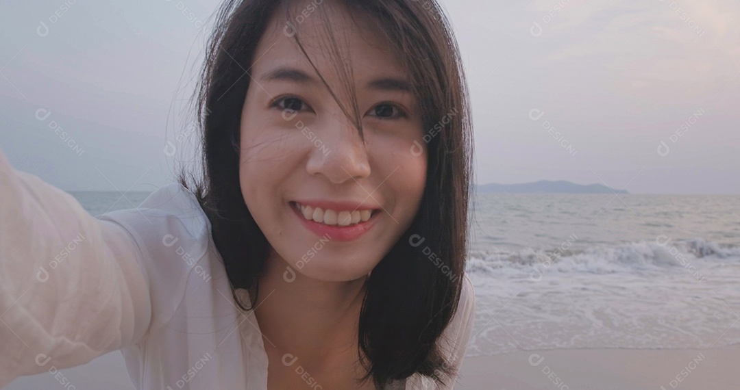 Selfie de jovem mulher na praia