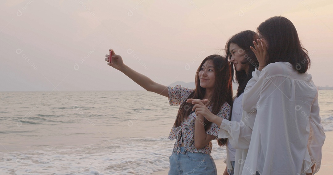 Selfie com grupo de amigos mulheres jovens tirando fotos em viagens de praia de verão