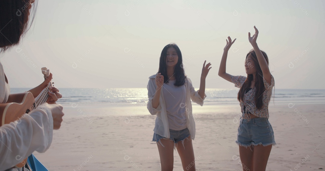 Grupo de amigos felizes sorridentes de mulheres jovens