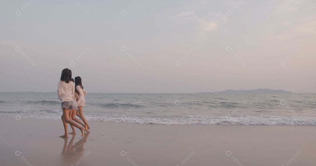 Amigos asiáticos felizes, mulheres correndo juntas à beira-mar na praia