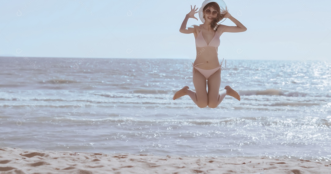 Jovem mulher asiática na praia tropical descansando e relaxando