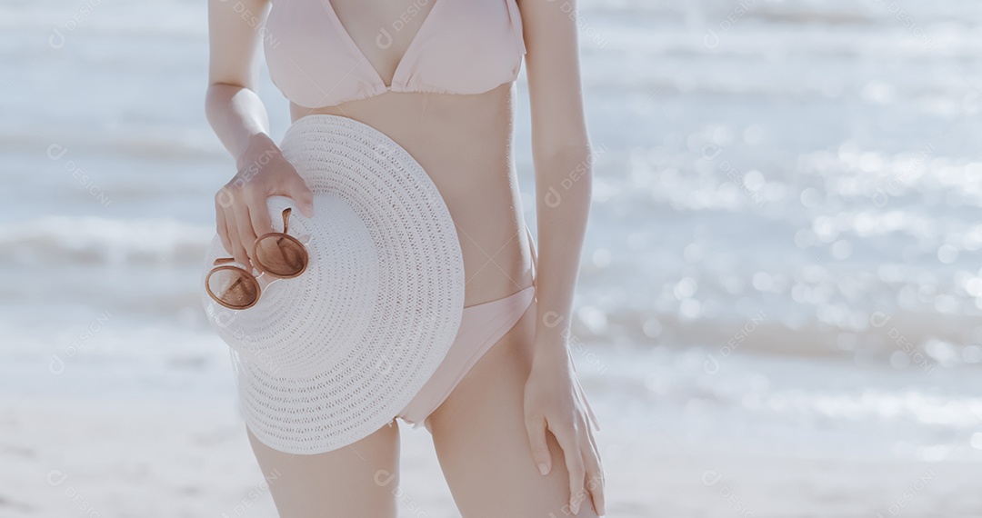 Jovem mulher asiática na praia tropical descansando e relaxando