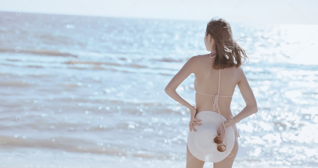 Linda mulher jovem curtindo férias na praia
