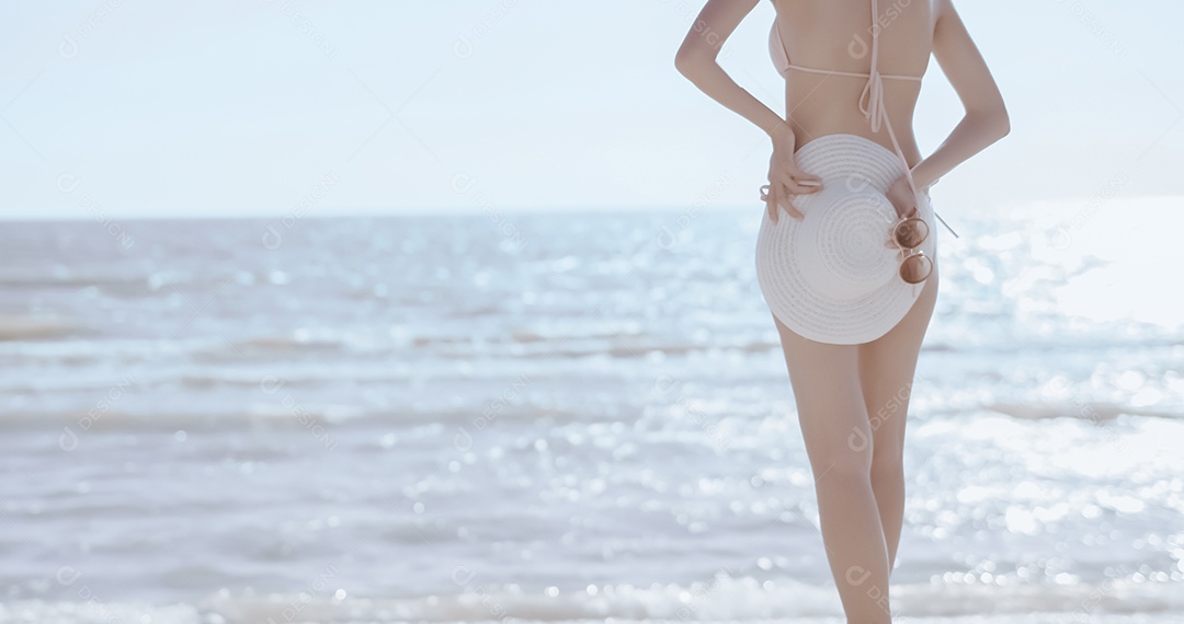 Linda mulher jovem curtindo férias na praia
