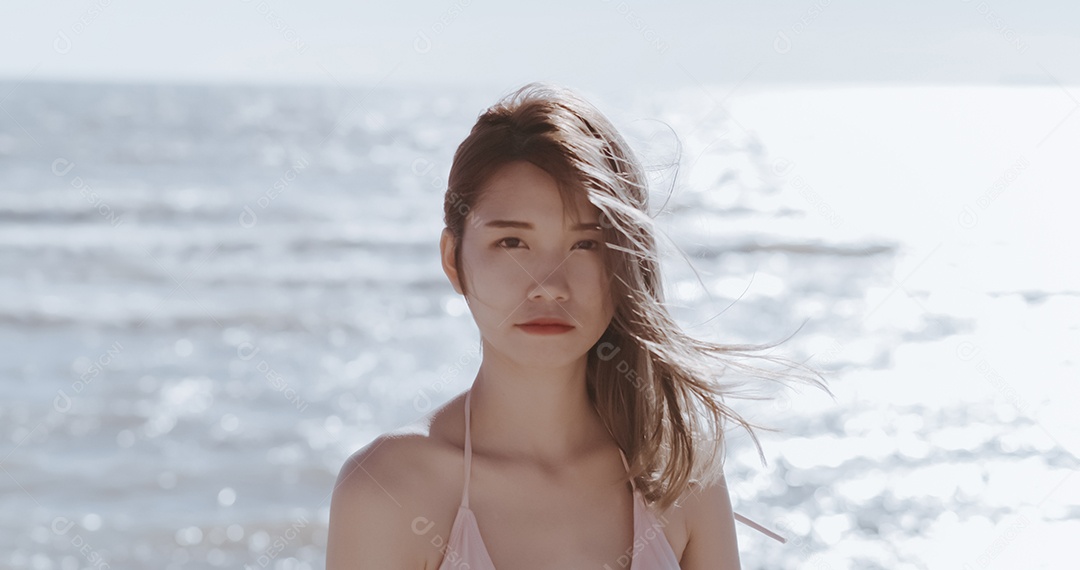 Linda mulher jovem curtindo férias na praia