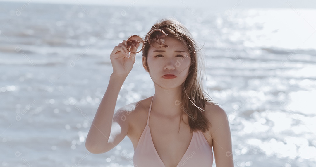 Linda mulher jovem curtindo férias na praia