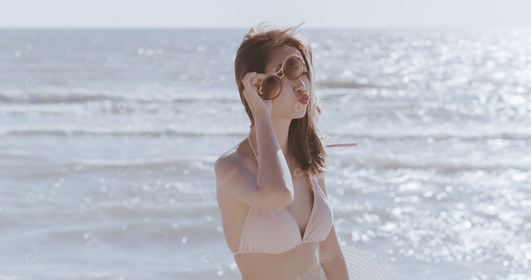 Linda mulher jovem curtindo férias na praia