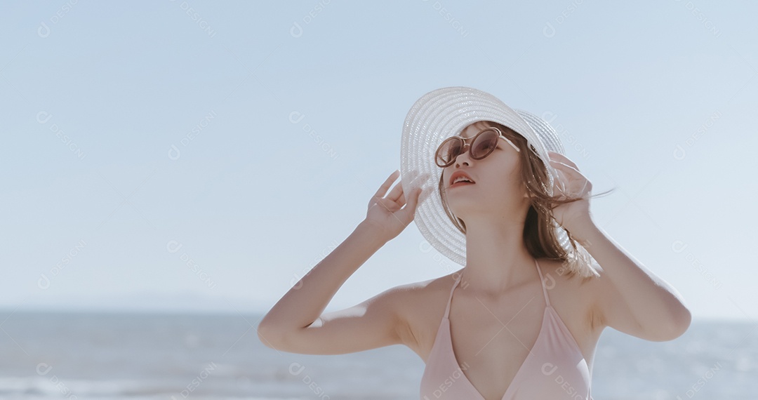 Linda mulher jovem curtindo férias na praia