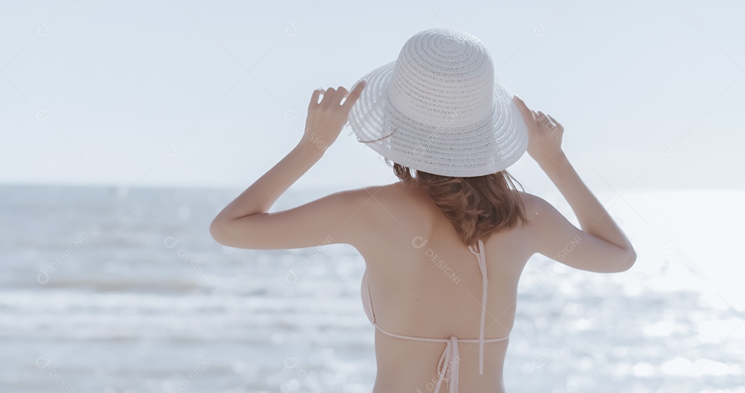 Linda mulher jovem curtindo férias na praia