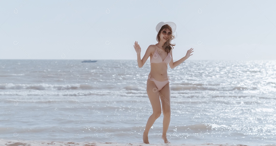 Linda mulher jovem curtindo férias na praia