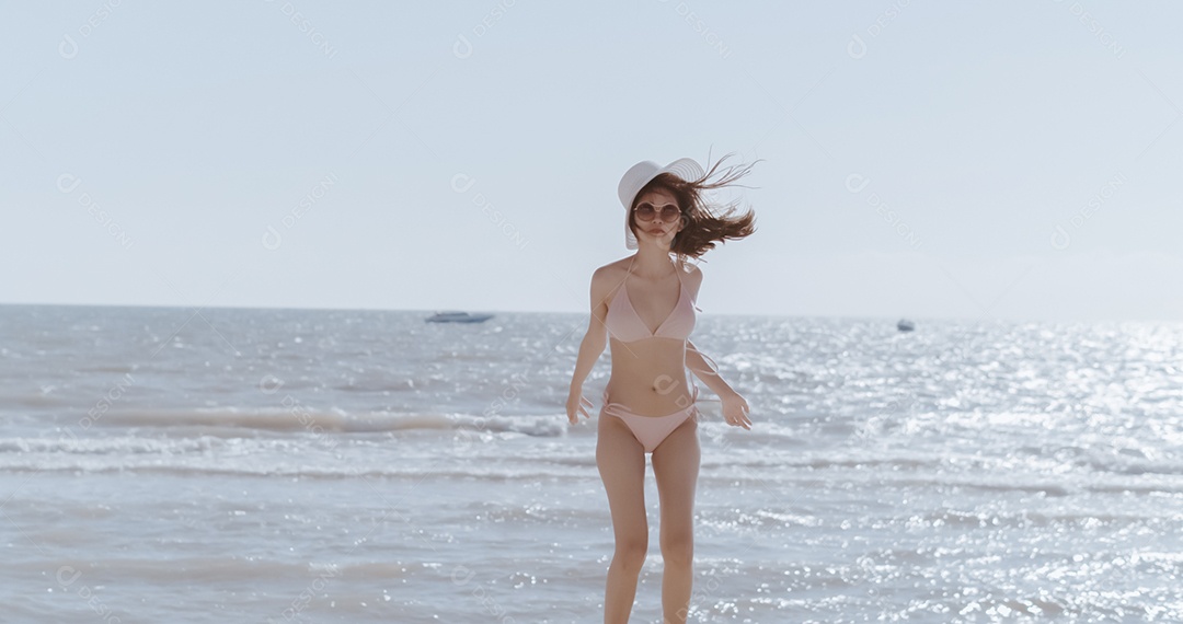 Linda mulher jovem curtindo férias na praia