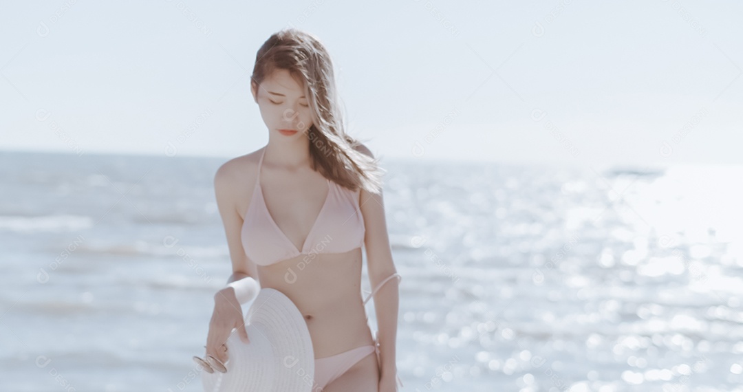 Linda mulher jovem curtindo férias na praia de biquini