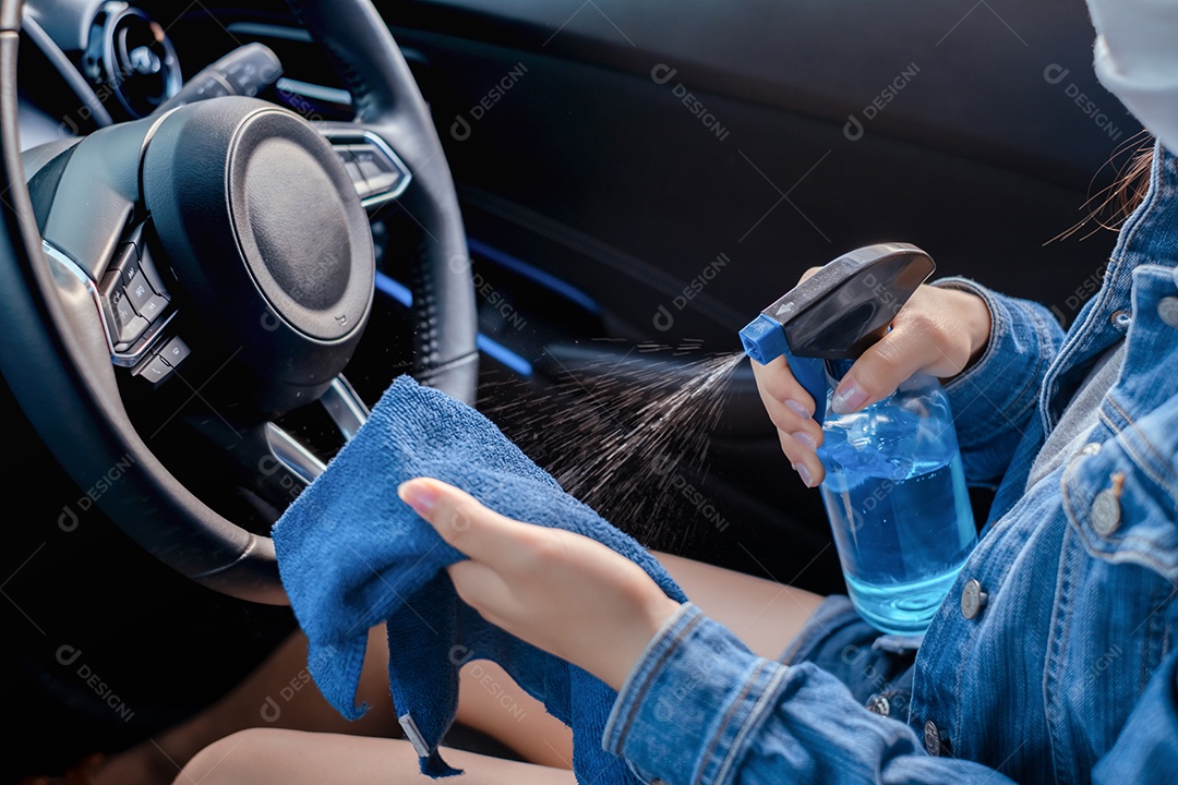 Mulher usando máscara protetora aplicando desinfetante para as mãos limpeza com álcool em gel