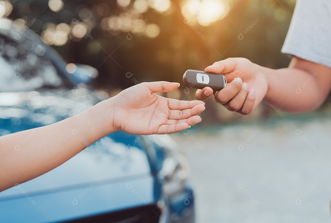 Revendedor profissional que dá a chave dos sistemas do carro para a mulher