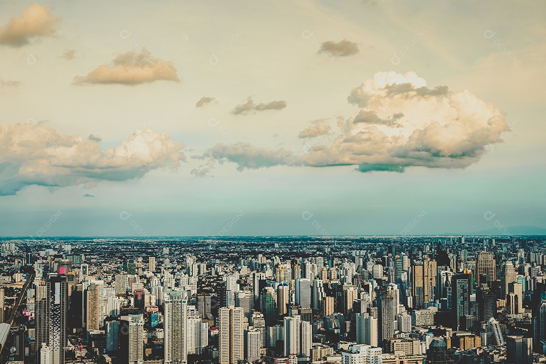 Vista aérea do distrito moderno do condomínio de Bangkok e edifícios comerciais