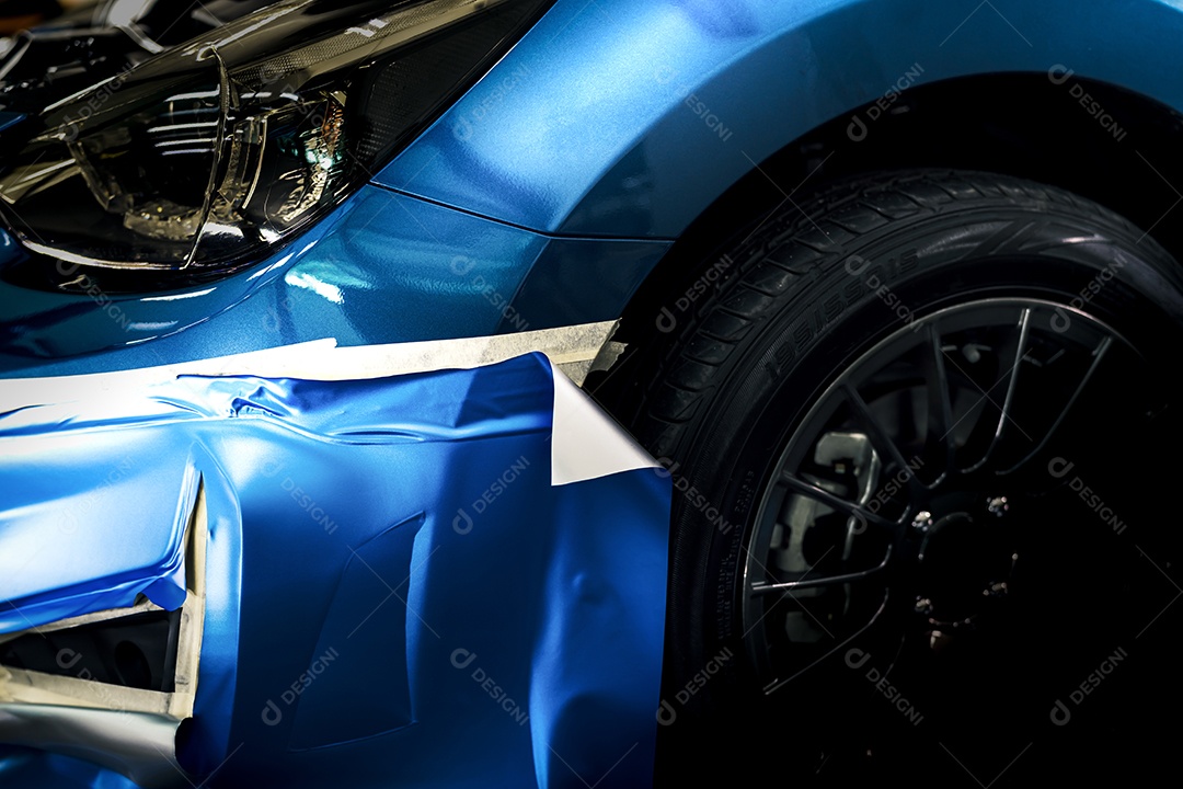 Envolvendo o carro detalhando o filme azul