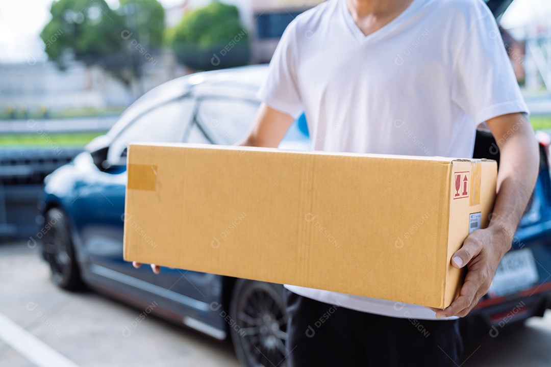 Entregador carregando caixa de papelão para enviar ao cliente