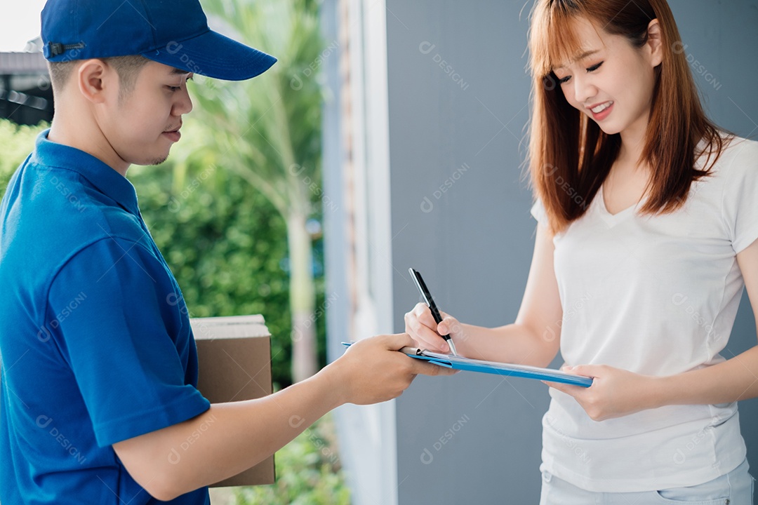 O entregador asiático de porta em porta envia um pacote para o cliente