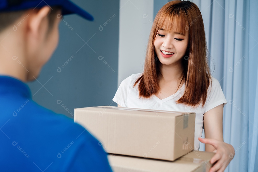 O entregador asiático de porta em porta envia um pacote para o cliente