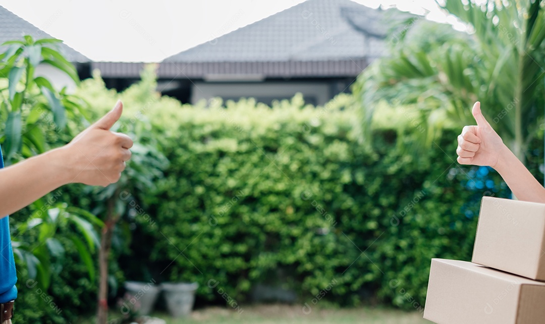 Entrega de compras on-line durante a quarentena na frente de casa.