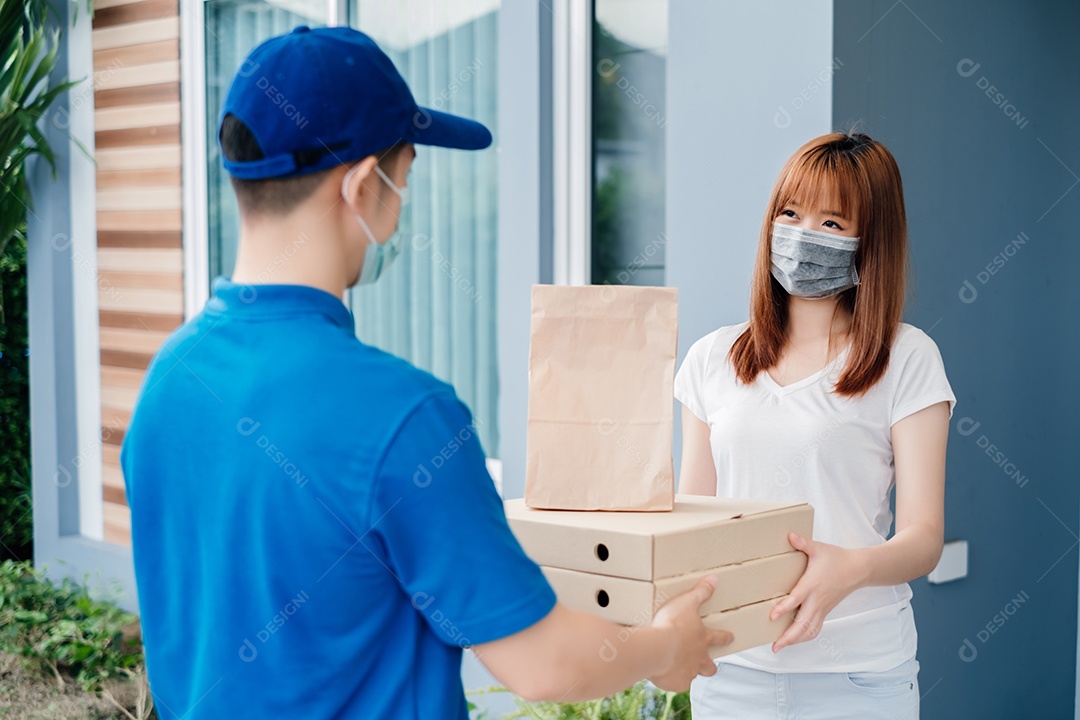 Entrega de compras on-line durante a quarentena na frente de casa.