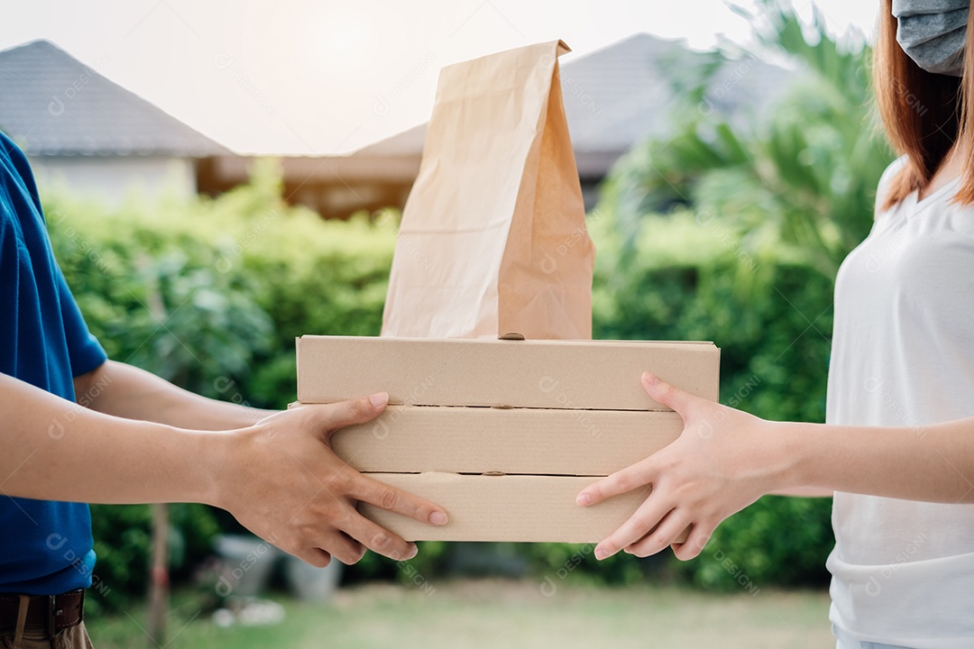 Entrega de compras on-line durante a quarentena na frente de casa.