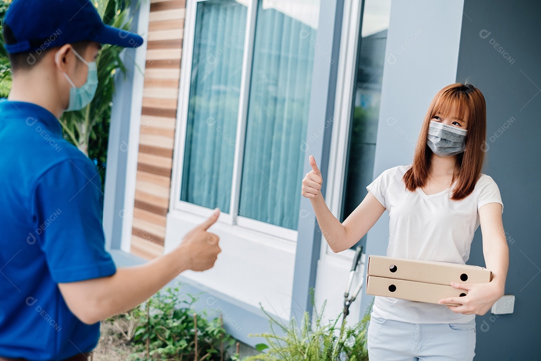 Entrega de compras on-line durante a quarentena na frente de casa.