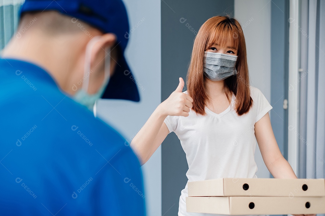 Entrega de compras on-line durante a quarentena na frente de casa.