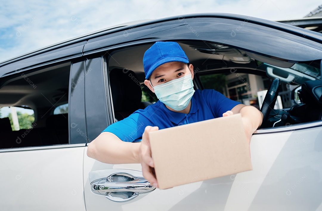 O entregador asiático usando máscara entregando pacote