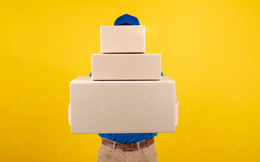 O entregador com muitas caixas pegando o pacote