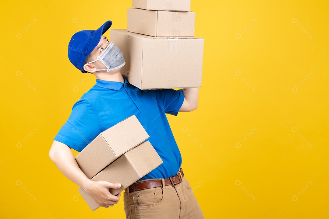 Homem bonito de entrega usando máscara com caixa de papelão