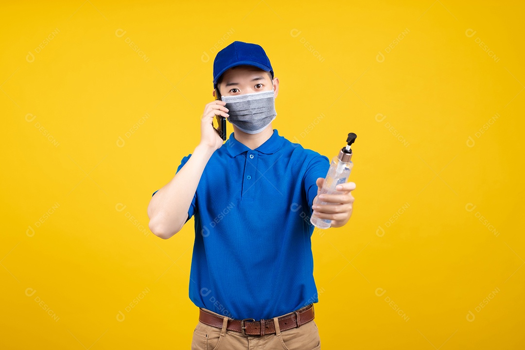 Homem bonito de entrega usando máscara mostrando gel de álcool