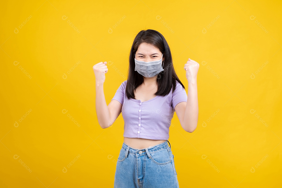 Retrato de mulher asiática usando máscara de proteção contra germes de coronavírus