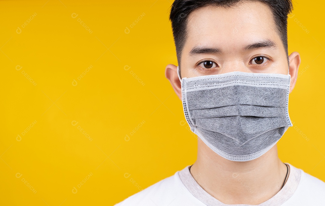 Homem asiático de retrato usando máscara de proteção contra germes de coronavírus e prevenção