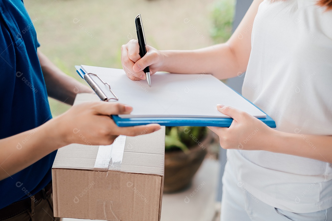 Entregador entregando pacote de mercadorias para cliente