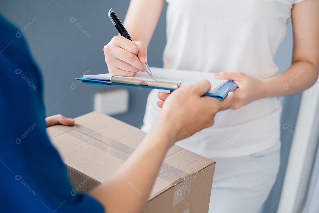 Entregador entregando pacote de mercadorias para cliente