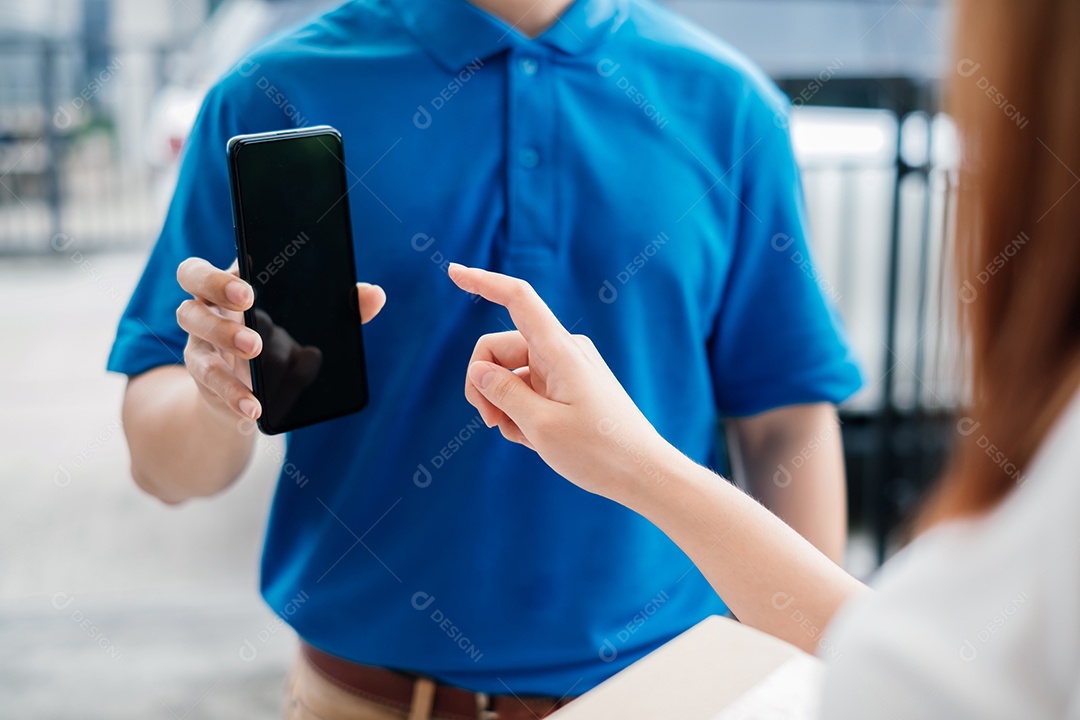 Envio expresso de entrega porta a porta envie um pacote para o receptor do cliente assine com smartphone