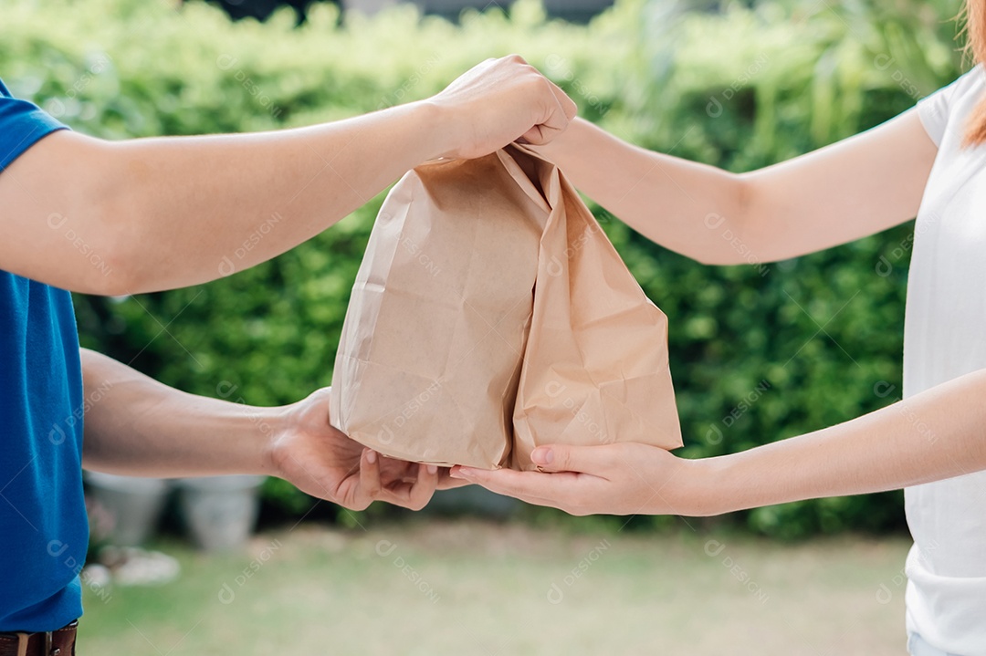 Homem asiático de entrega serviço de delivery entrega rápida